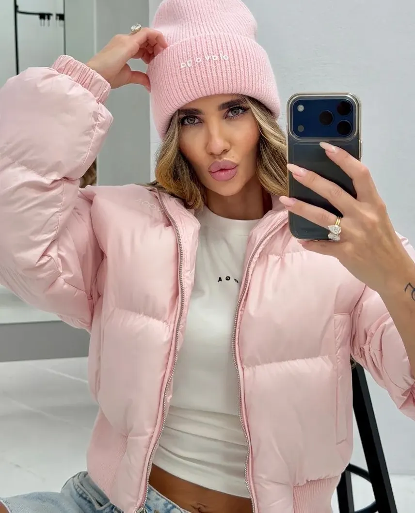 Kobieta ubrana w wygodne legginsy i elegancki top z kolekcji Olavoga, idealne do pracy na nogach