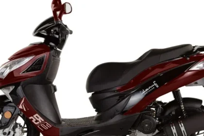 Kolorowe quady marki CF Moto zaprezentowane na terenie salonów motoryzacyjnych Motor-Land, symbolizujące wzrost popularności