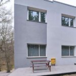 Hotel pracowniczy w Płocku oferujący tanie noclegi dla pracowników lokalnych zakładów przemysłowych nad Wisłą.