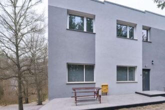 Hotel pracowniczy w Płocku oferujący tanie noclegi dla pracowników lokalnych zakładów przemysłowych nad Wisłą.
