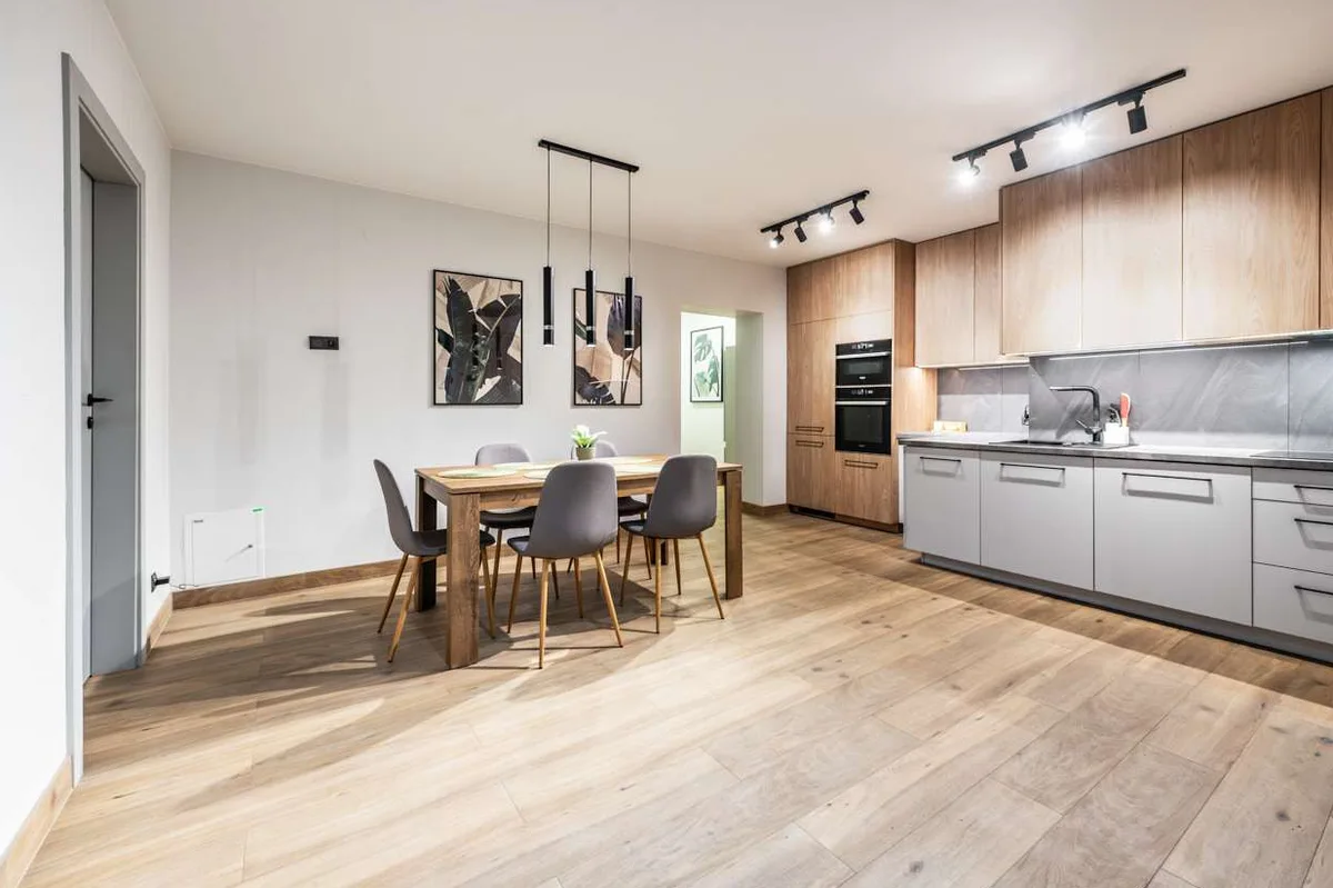 Modernistyczny budynek hotelu pracowniczego w Płocku nad Wisłą, wzniesiony dla pracowników rosnących zakładów przemysłowych.